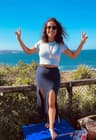 Ana Paula numa praia da costa de Sydney, com o oceano ao fundo — Austrália