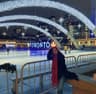 Jaqueline em Nathan Phillips Square, Toronto — luzes de inverno e o letreiro TORONTO ao fundo