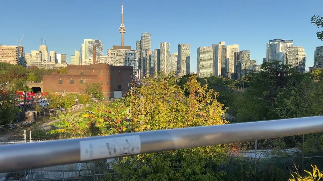 Vista de Toronto com a CN Tower ao entardecer