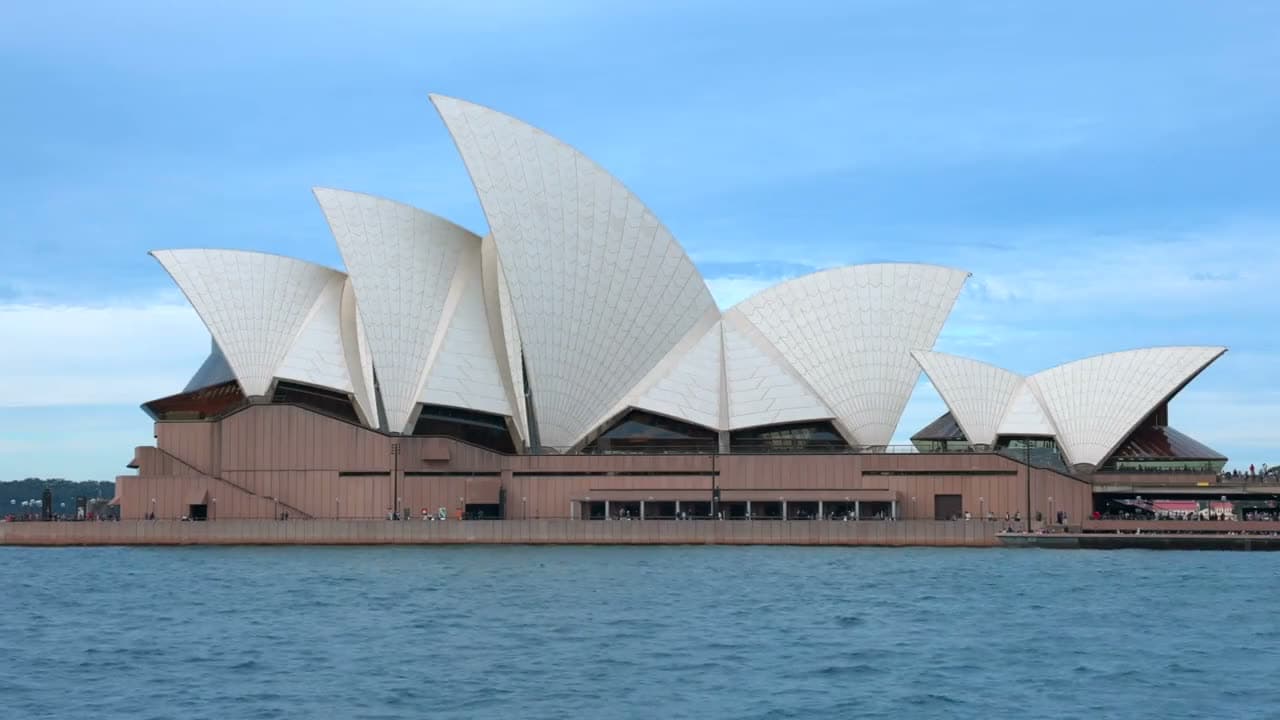 Sydney Opera House vista da baía ao entardecer