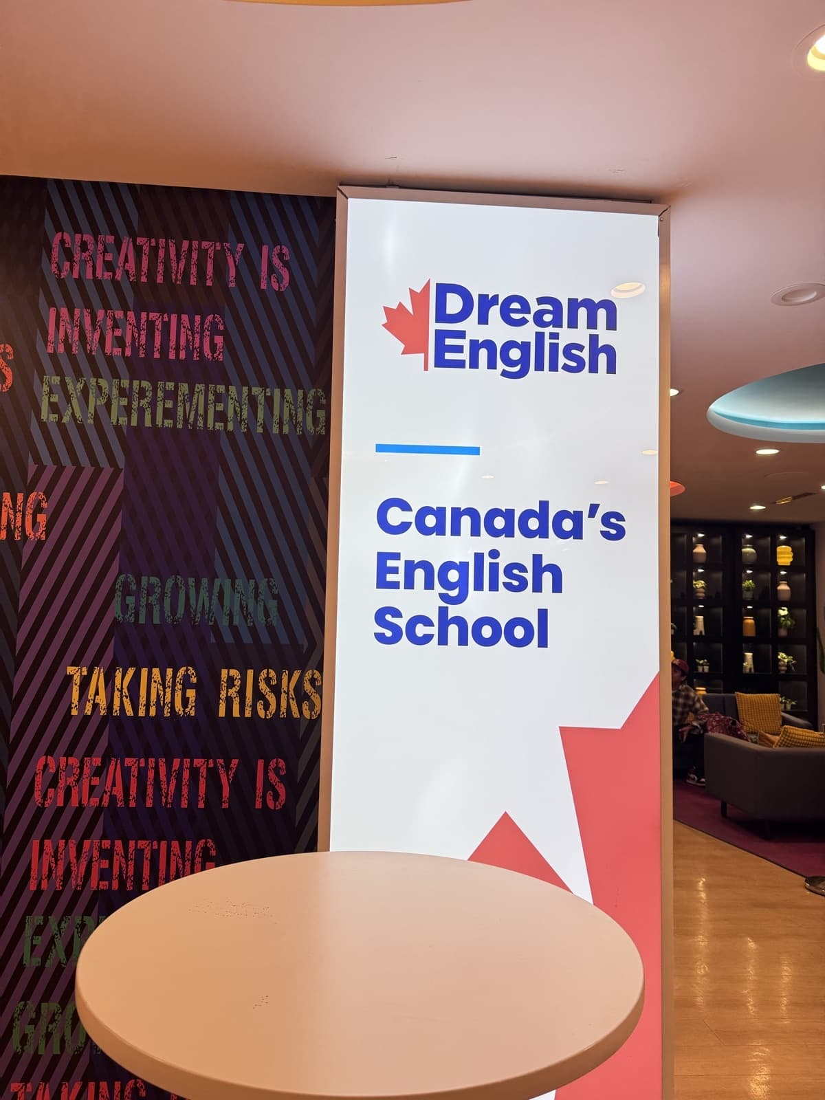 Totem da Dream English na escola, em Toronto
