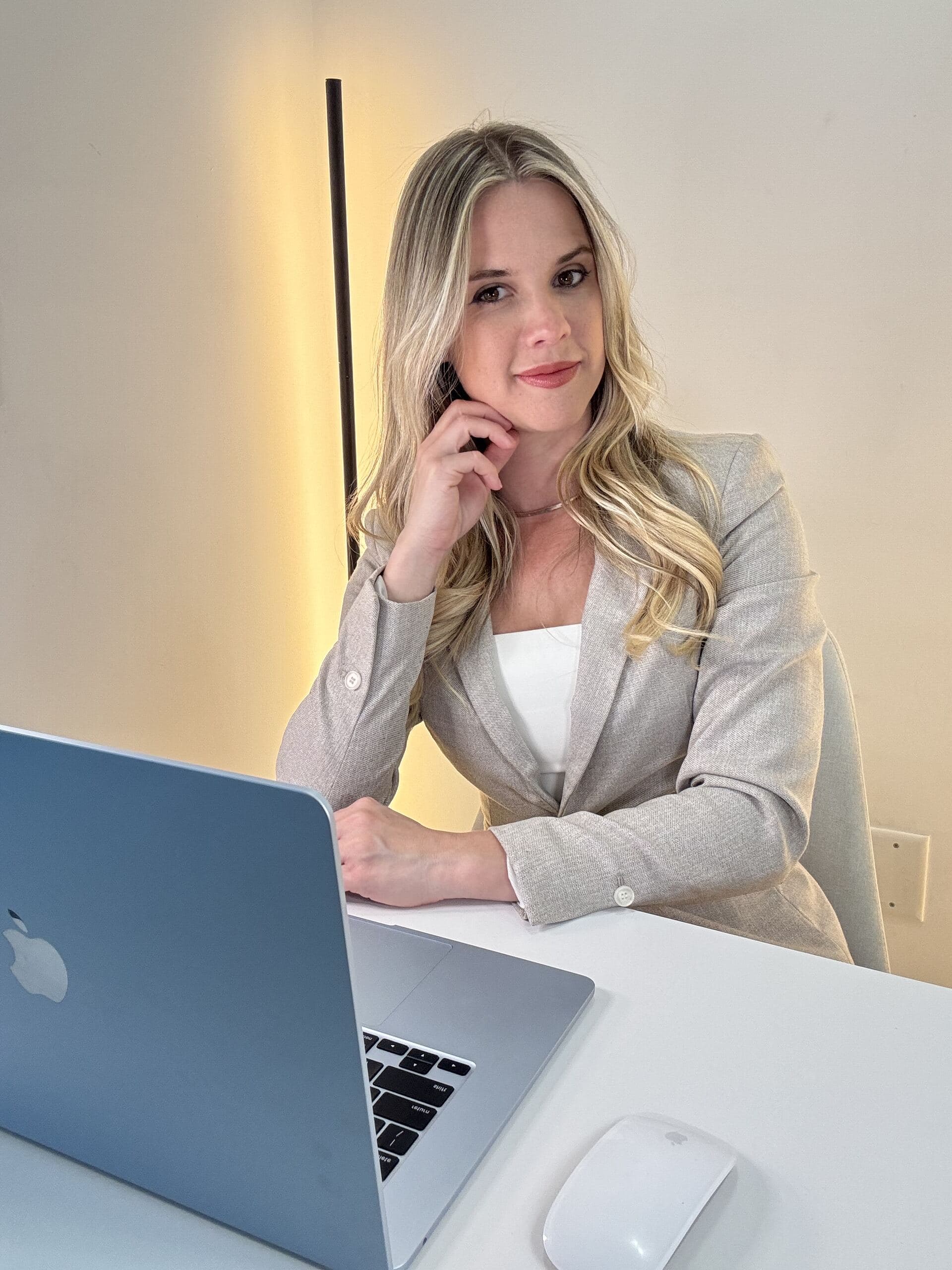 Lorena Campos, fundadora da LC Intercâmbio, no escritório