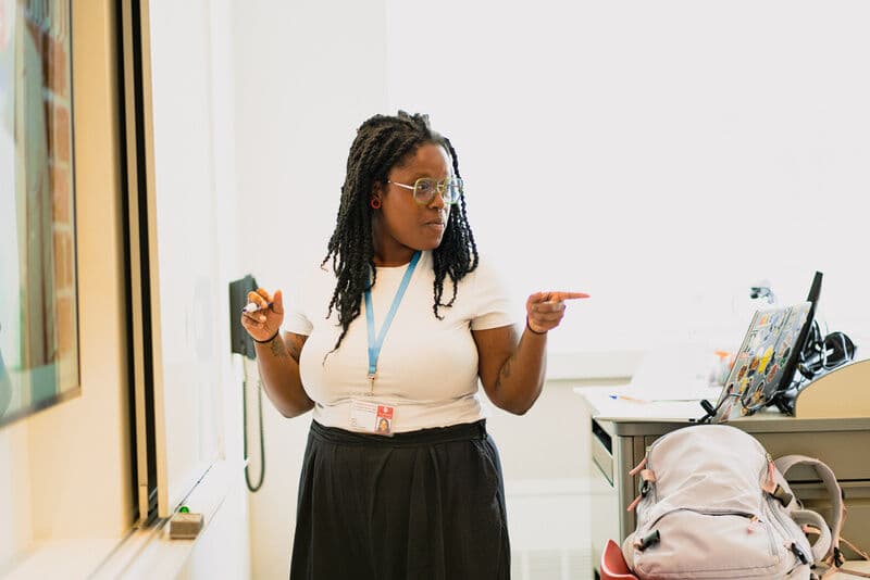 Professora conduzindo a aula de inglês