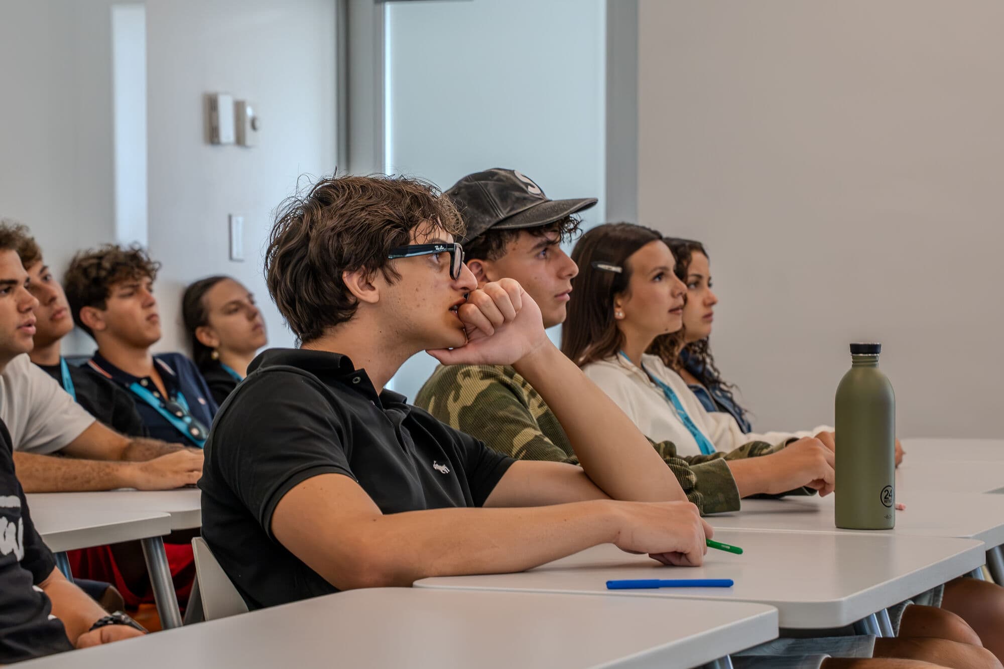 Turma prestando atenção na aula