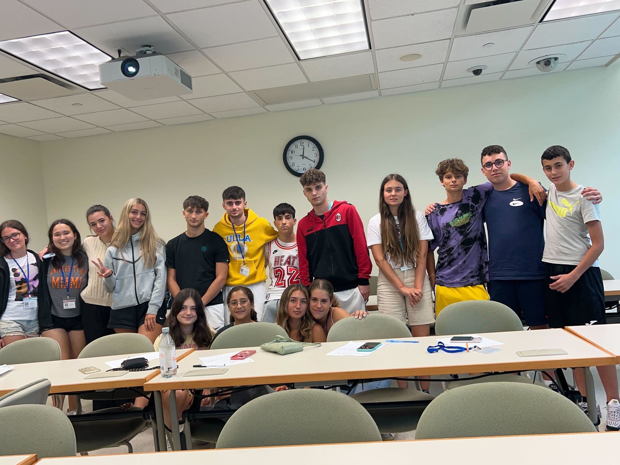 Turma internacional posando para foto na sala de aula em Miami