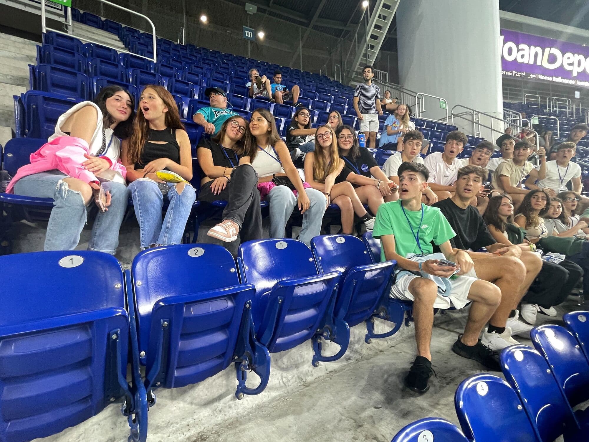 Alunos na arquibancada de um jogo de beisebol