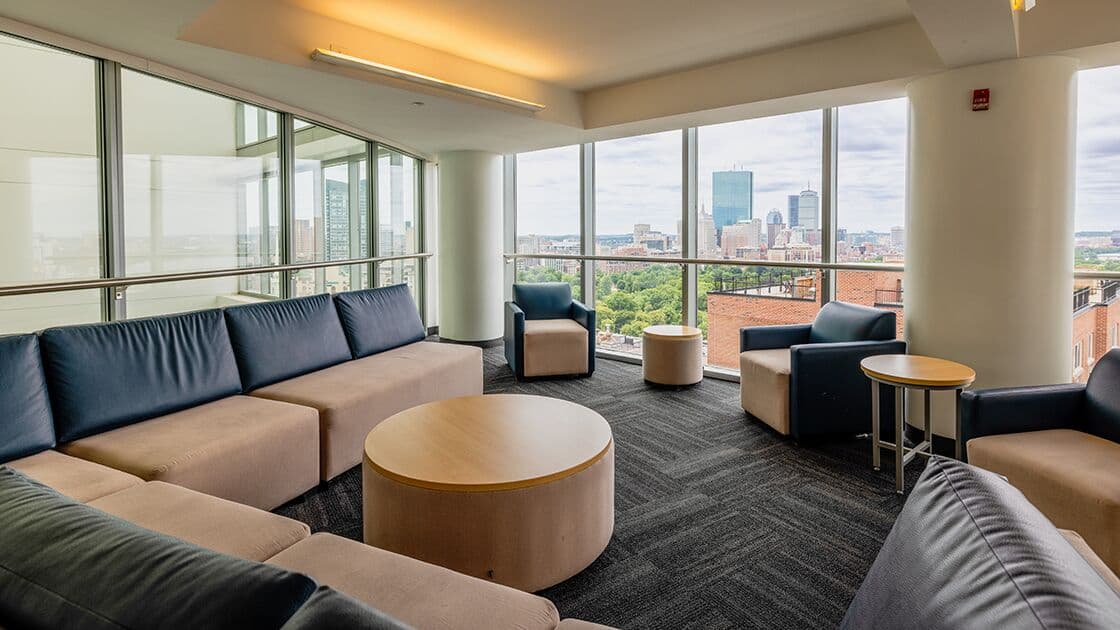 Sala de convivência da residência em Boston, com janelões para a cidade