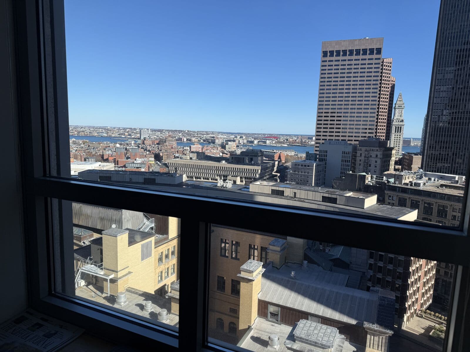 Vista de Boston pela janela da residência, no alto do prédio