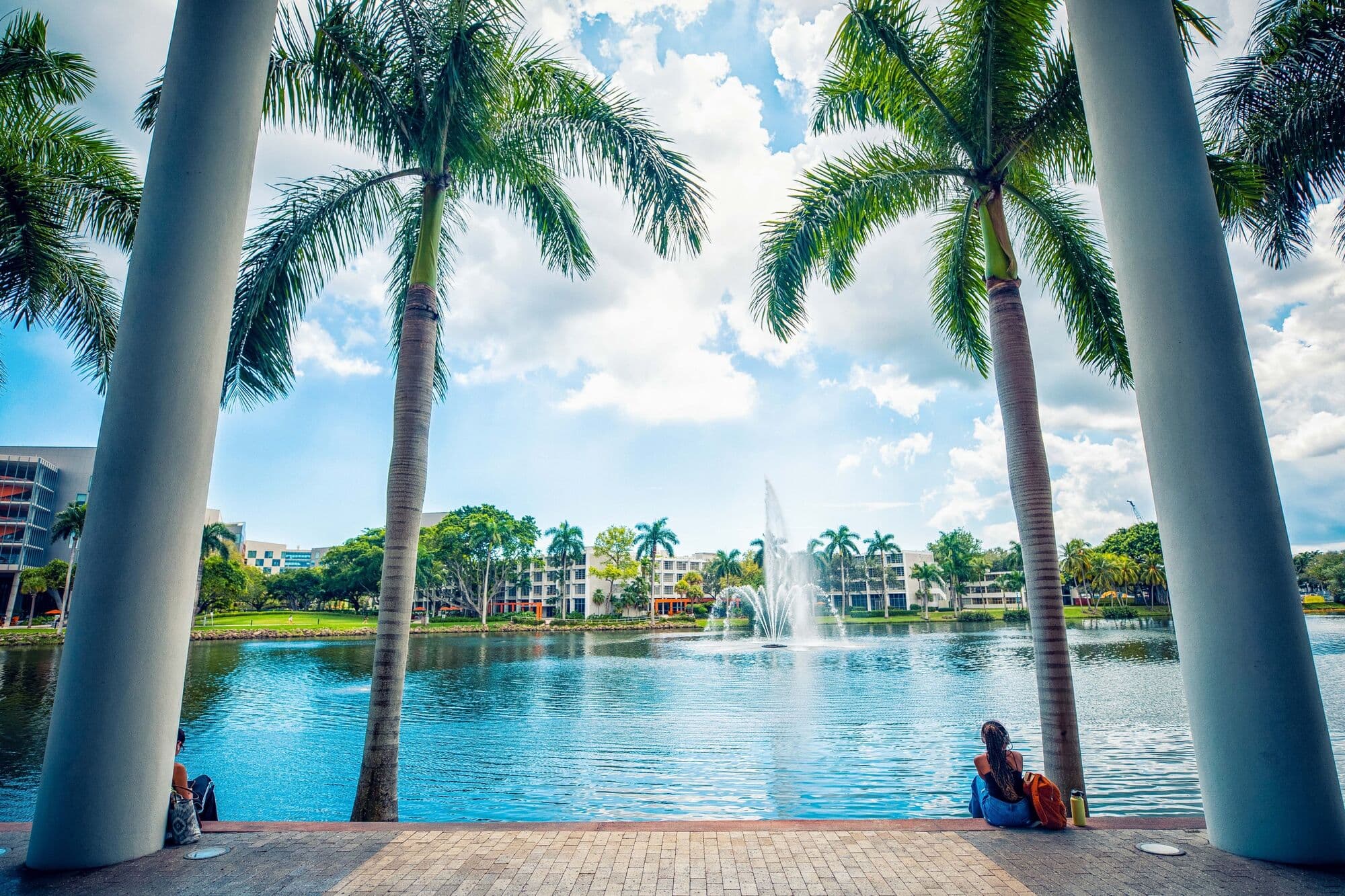 Lago com chafariz e palmeiras no campus de Miami