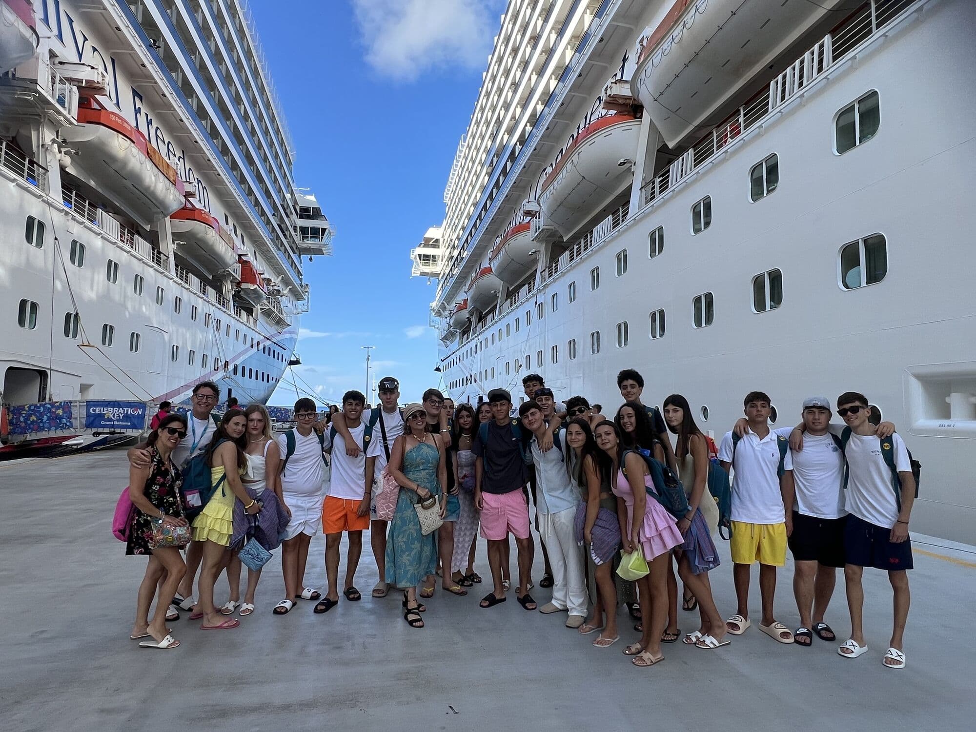Grupo de alunos no porto, entre dois navios de cruzeiro