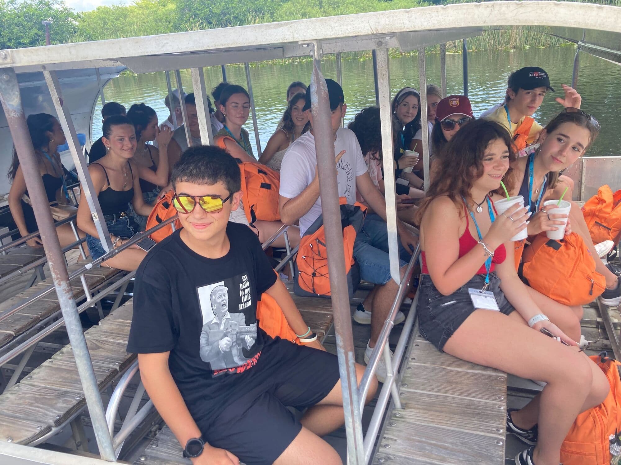 Alunos sentados no aerobarco durante o passeio pelos Everglades