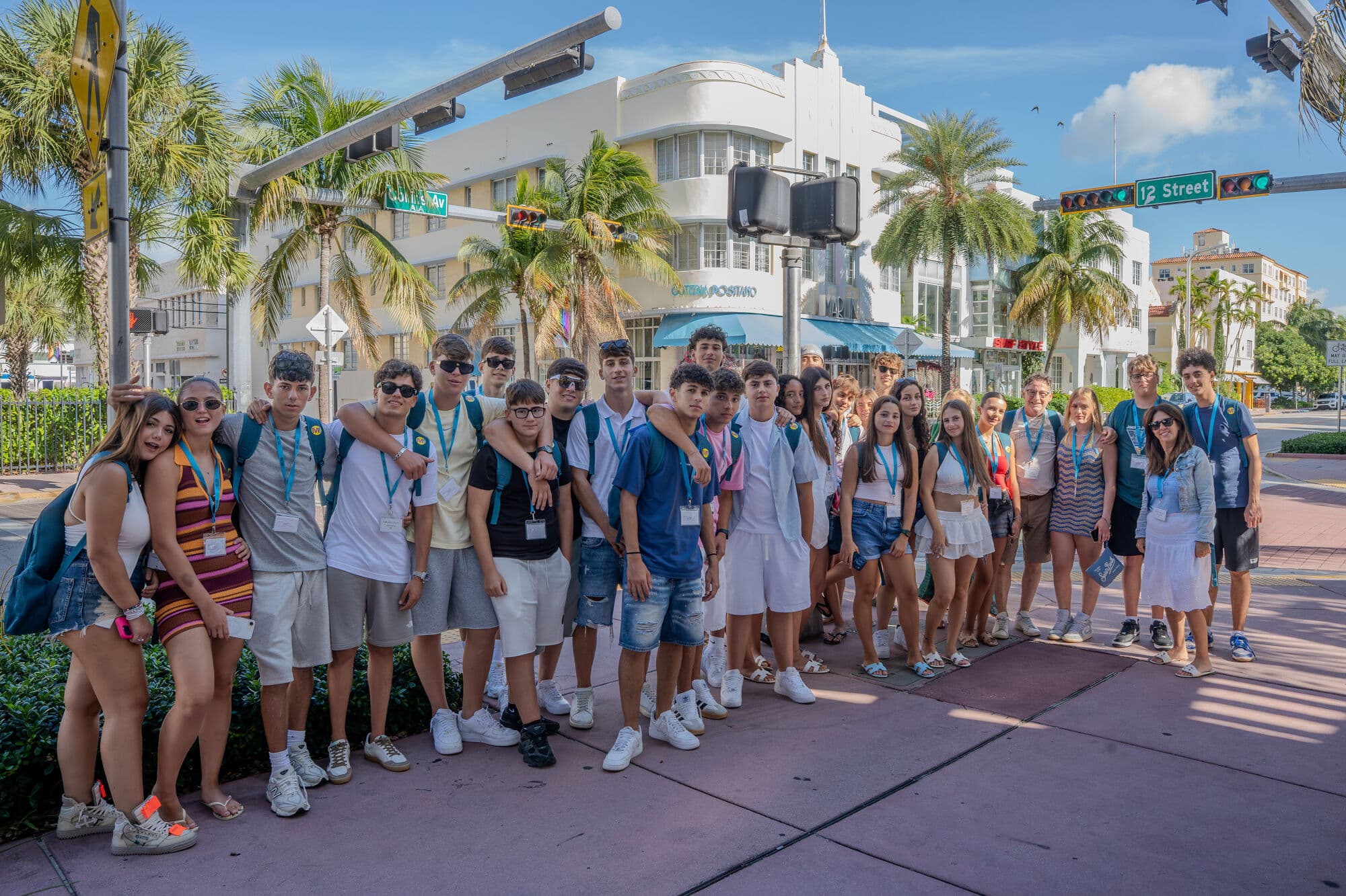 Grupo de alunos numa esquina de South Beach, com prédios art déco