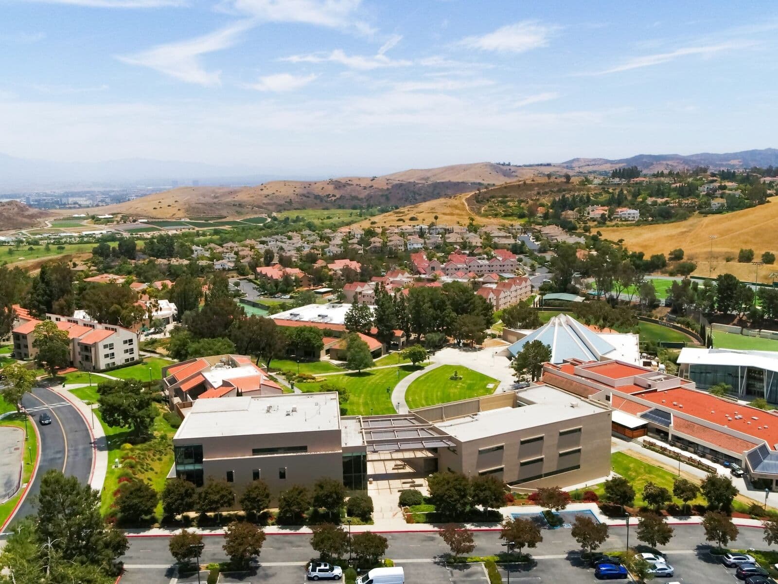 Vista aérea do campus em Irvine, entre colinas