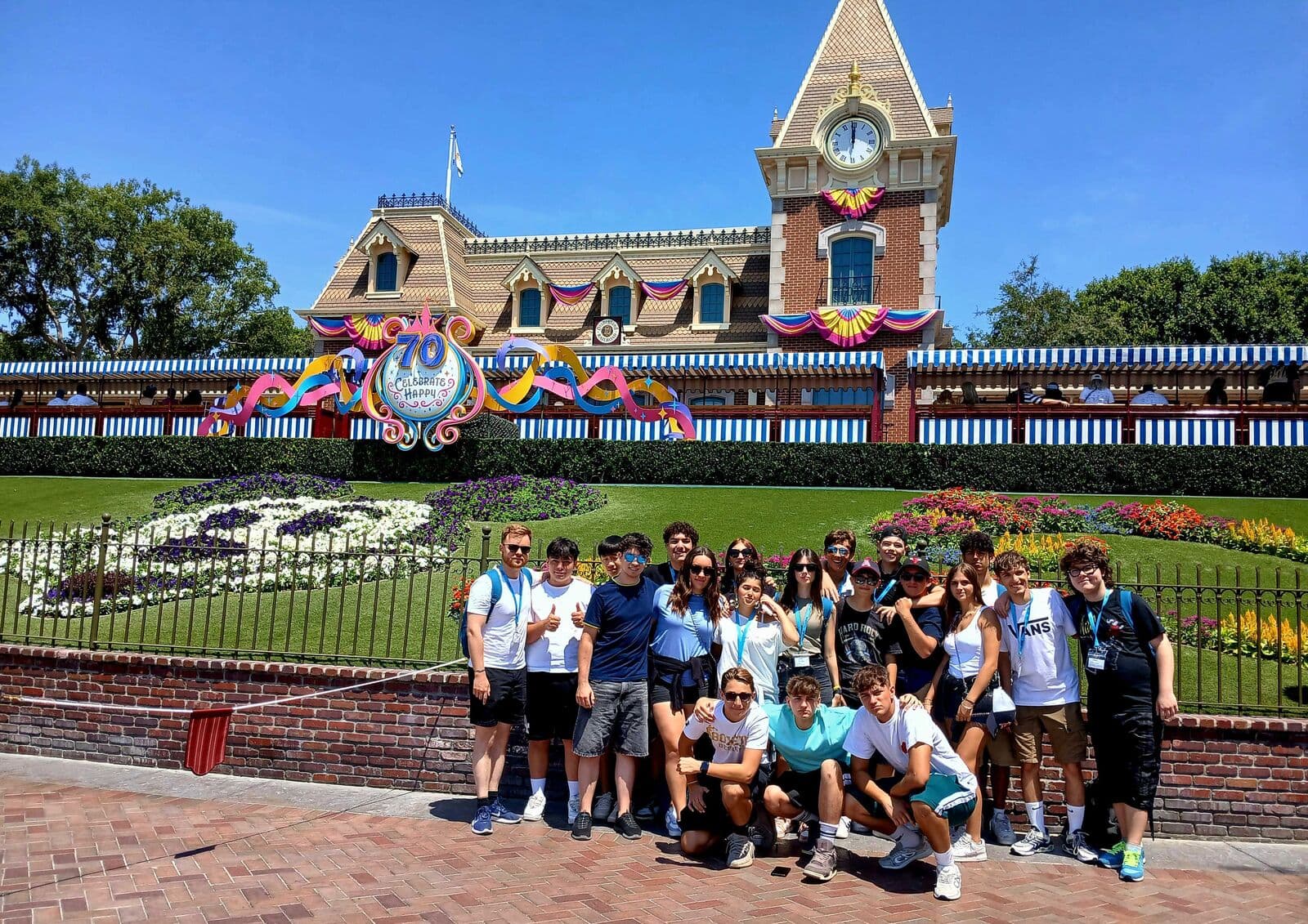 Grupo de alunos na entrada da Disneyland