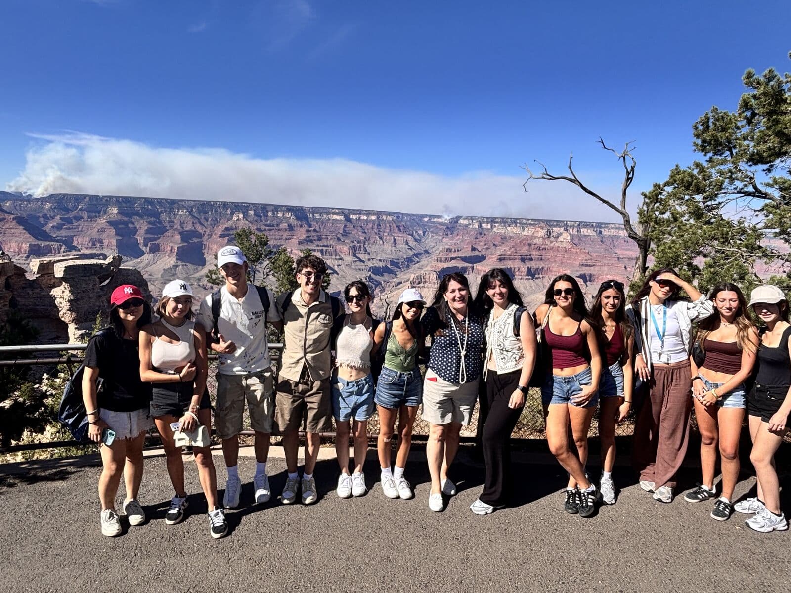 Grupo de alunos num mirante do Grand Canyon