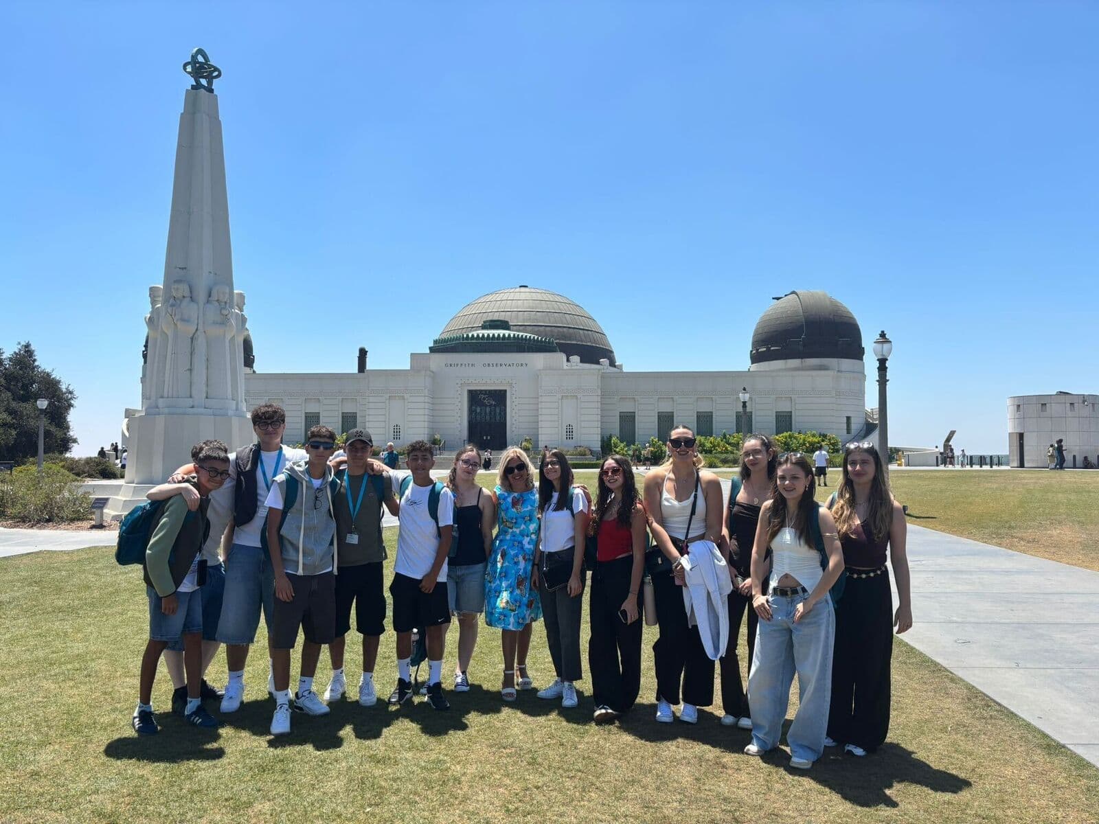Grupo de alunos no gramado do Griffith Observatory