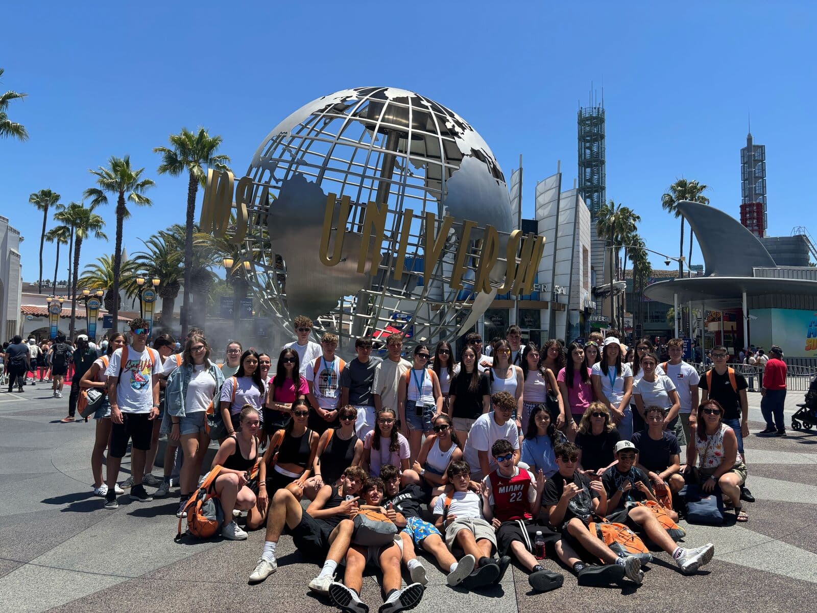 Grupo de alunos em frente ao globo da Universal Studios
