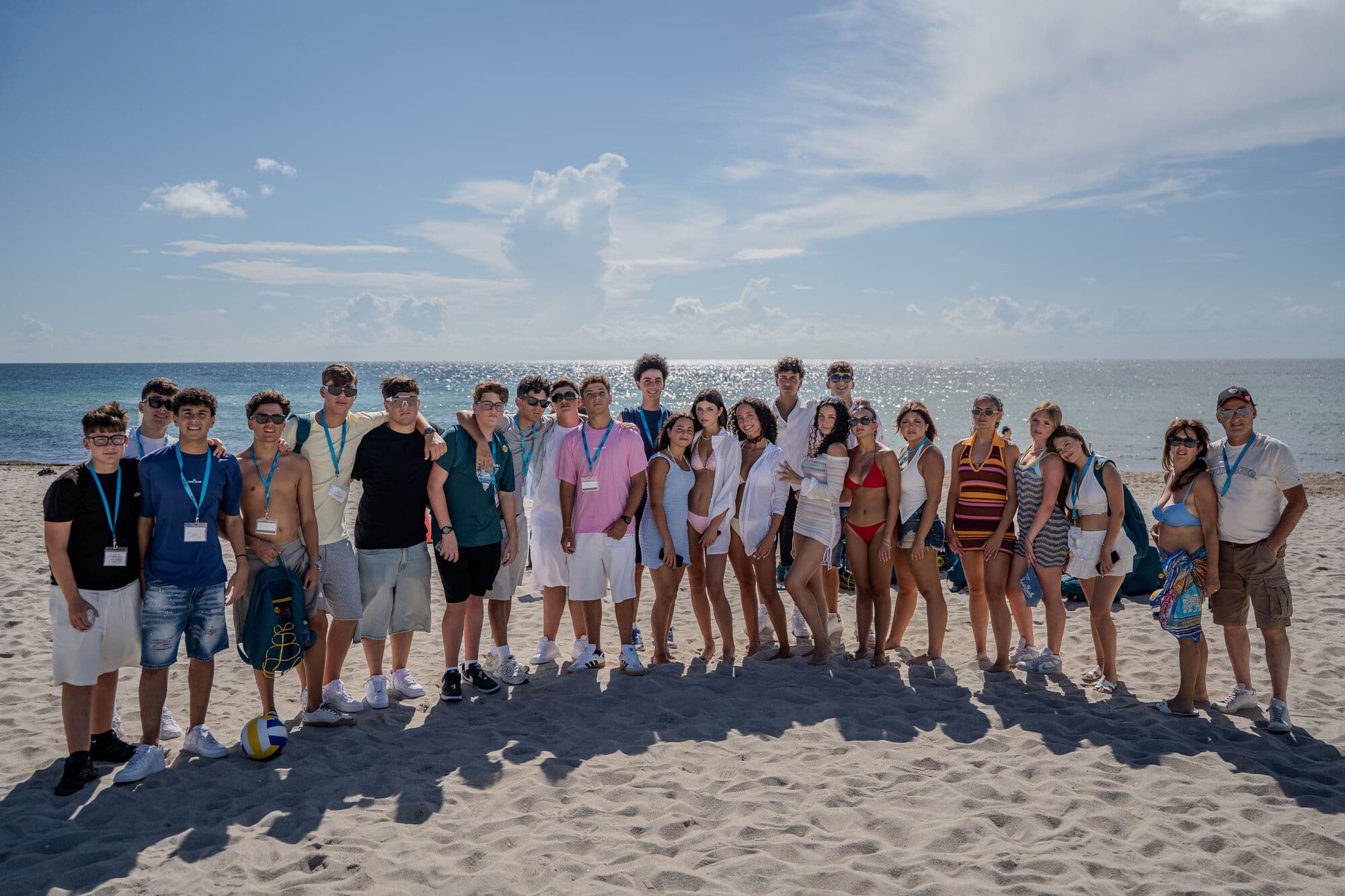 Grupo de adolescentes de vários países na praia em Miami