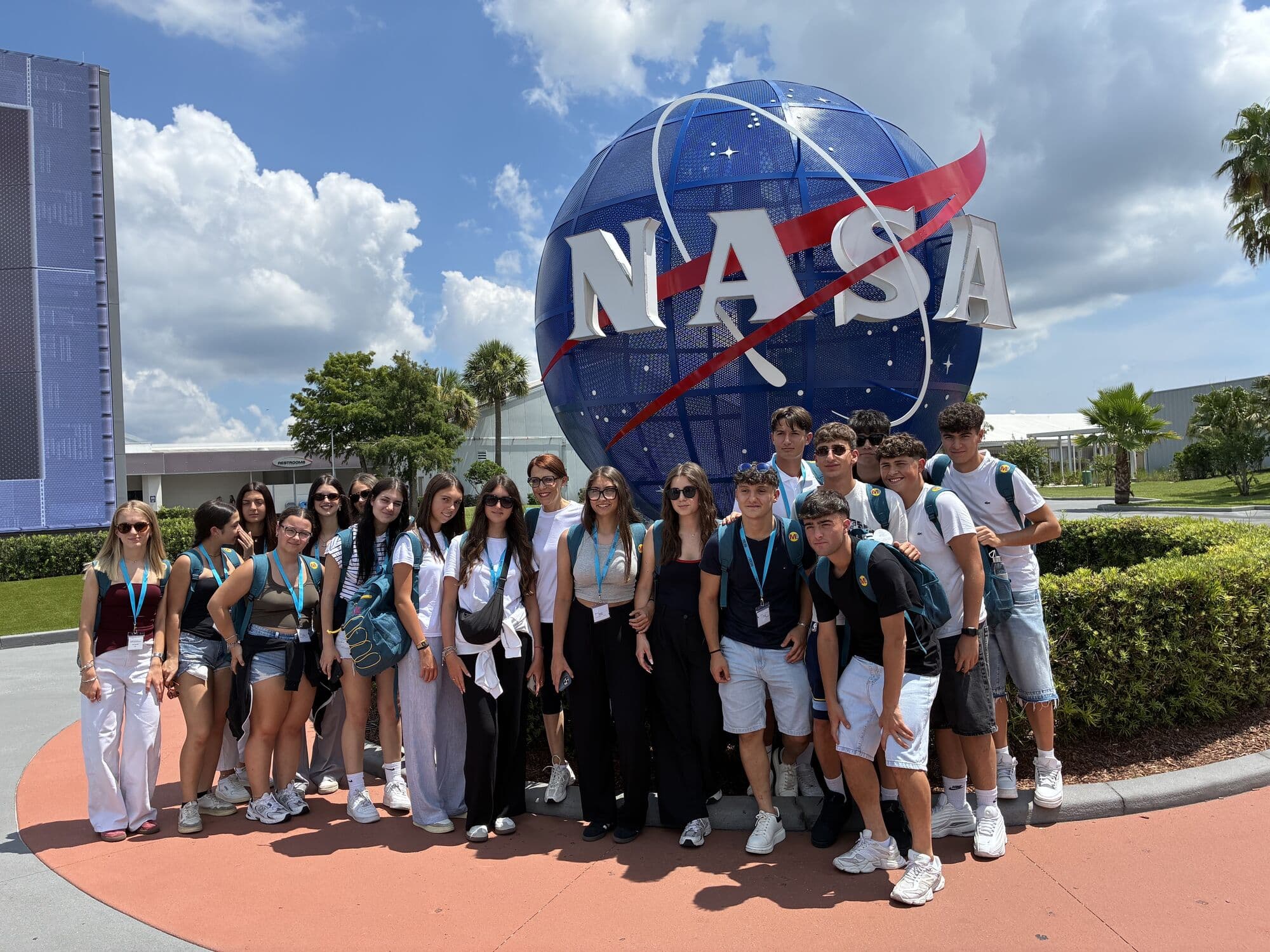 Grupo de alunos em frente ao globo da NASA no Kennedy Space Center
