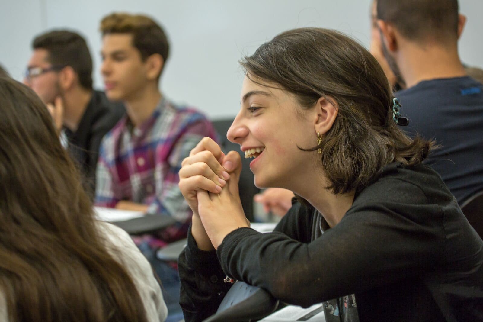 Aluna sorrindo durante a aula de inglês em Nova York
