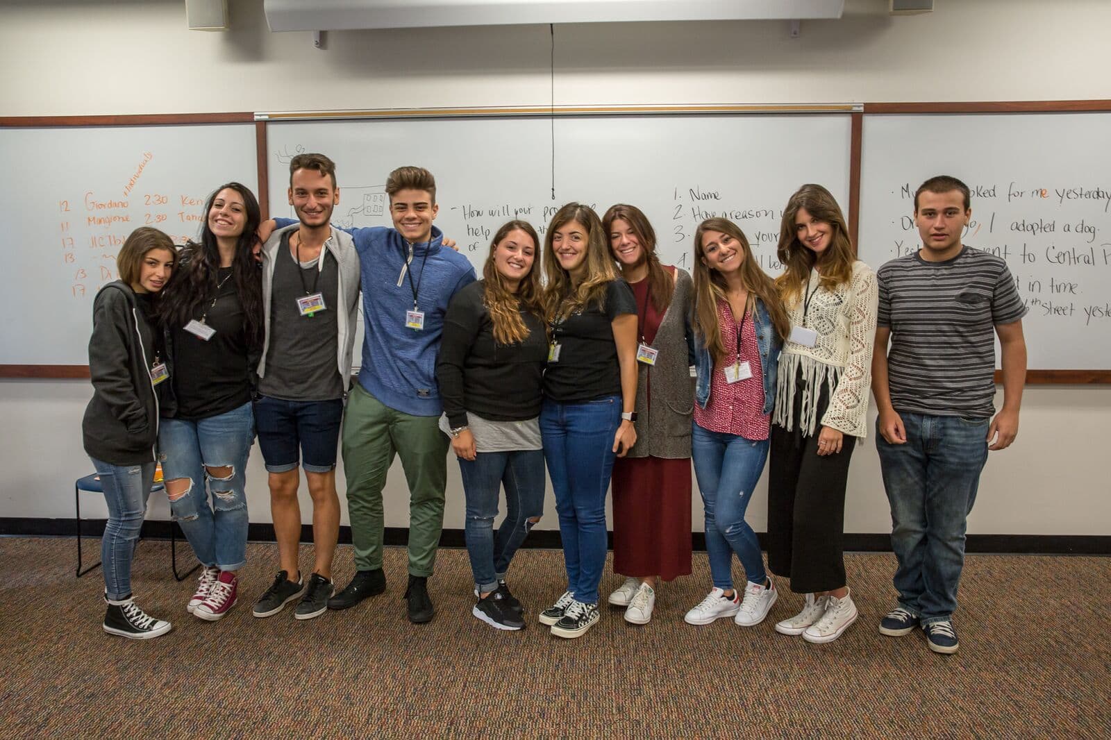 Turma de alunos de vários países posando na sala de aula em Nova York