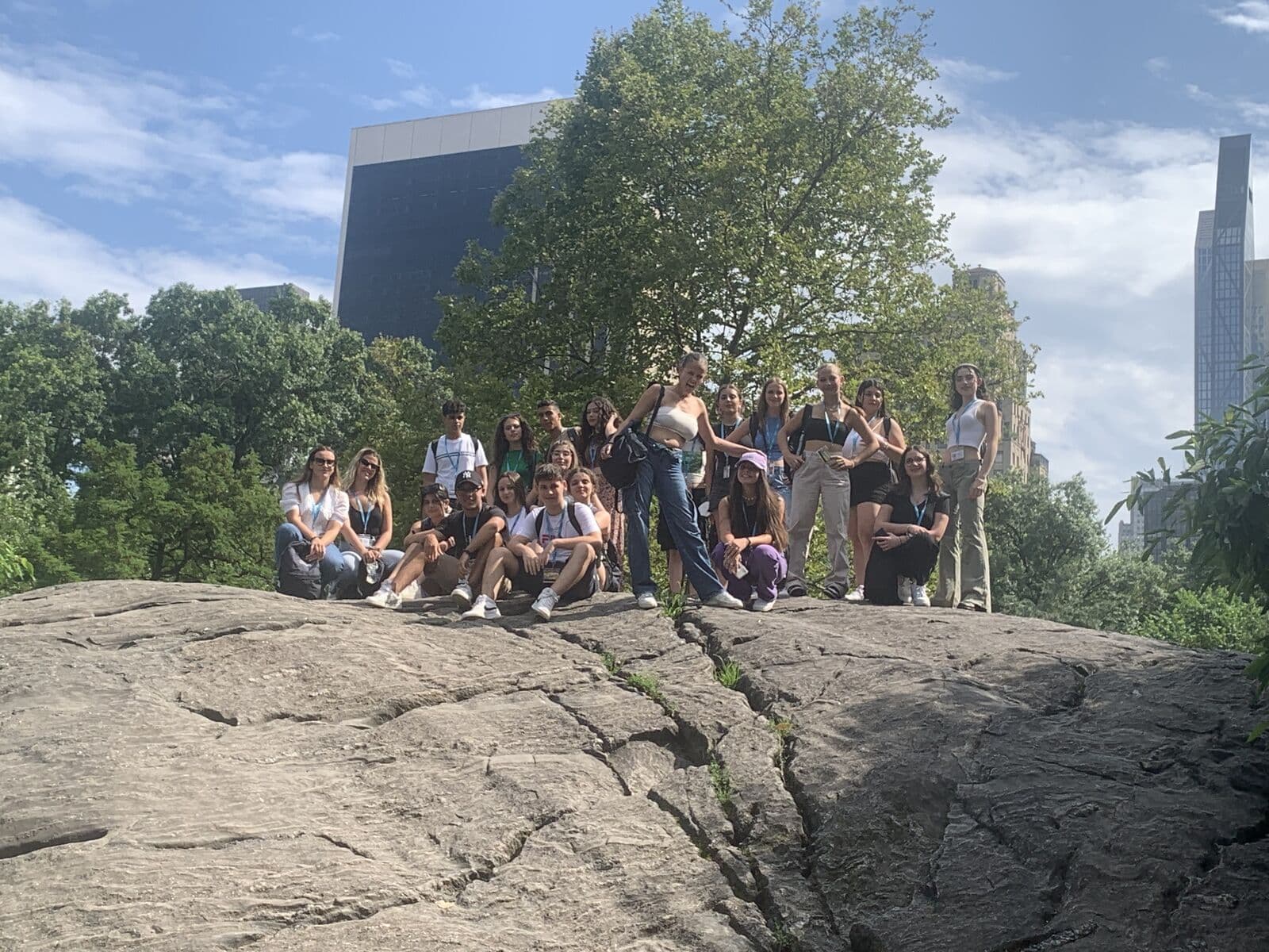 Alunos sentados numa pedra do Central Park