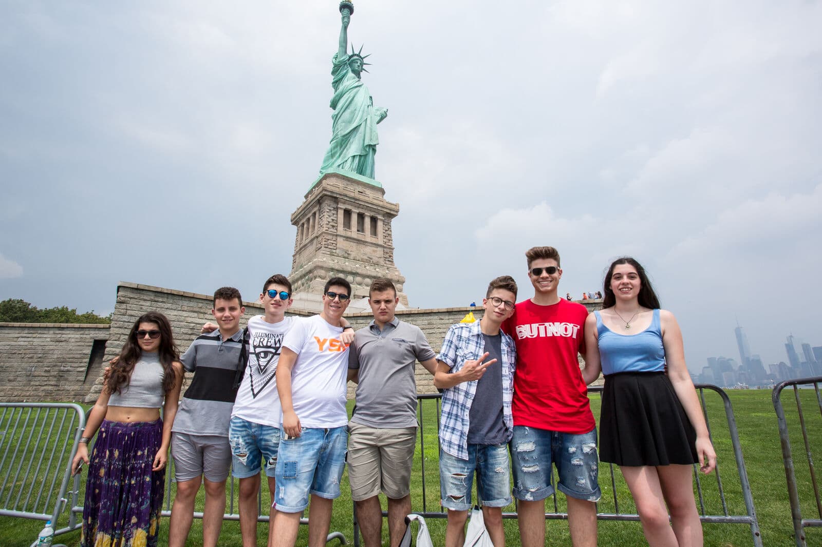 Alunos em frente à Estátua da Liberdade