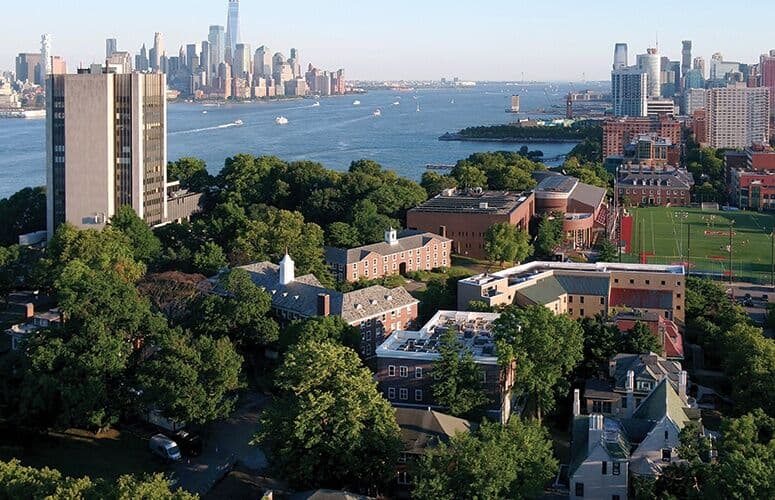 Vista aérea do campus em Hoboken, com o rio Hudson e Manhattan ao fundo