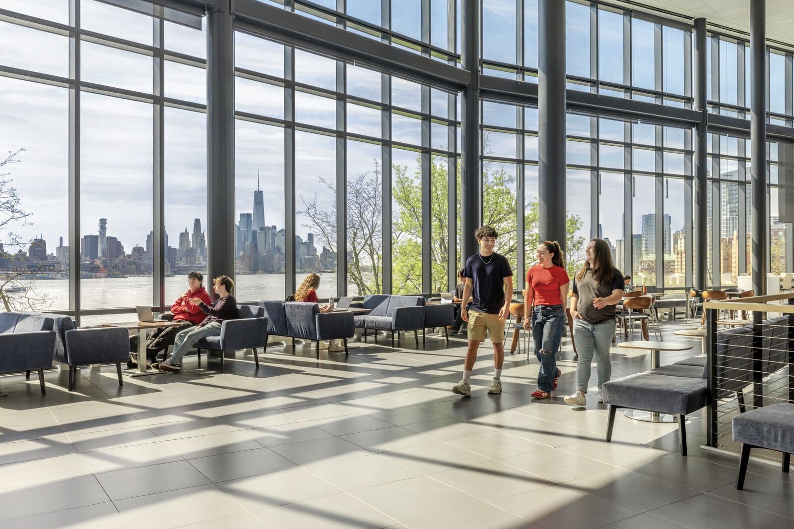 Área de estudo envidraçada no campus em Hoboken, com Manhattan do outro lado do rio