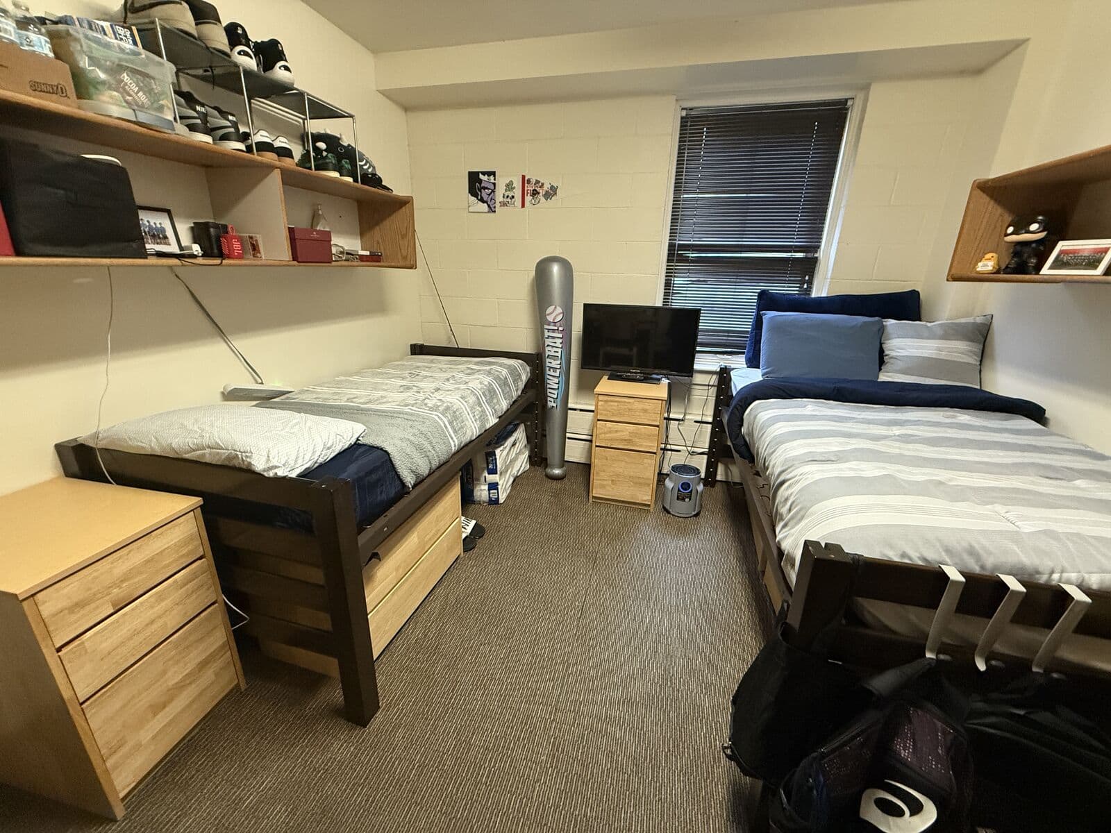 Quarto duplo da residência em Hoboken, com duas camas e prateleiras