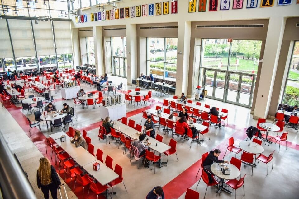 Refeitório do campus em Queens, amplo e com janelões
