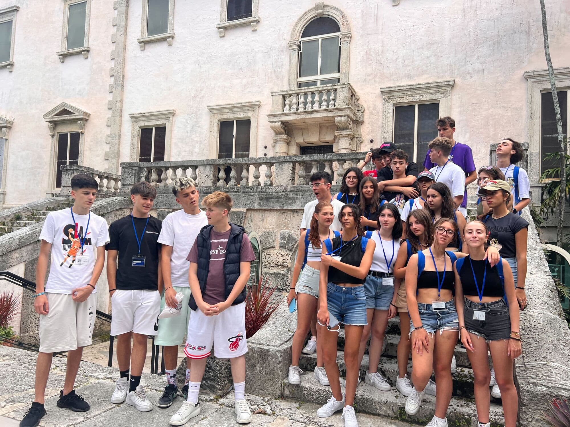 Grupo de alunos na escadaria do museu Vizcaya