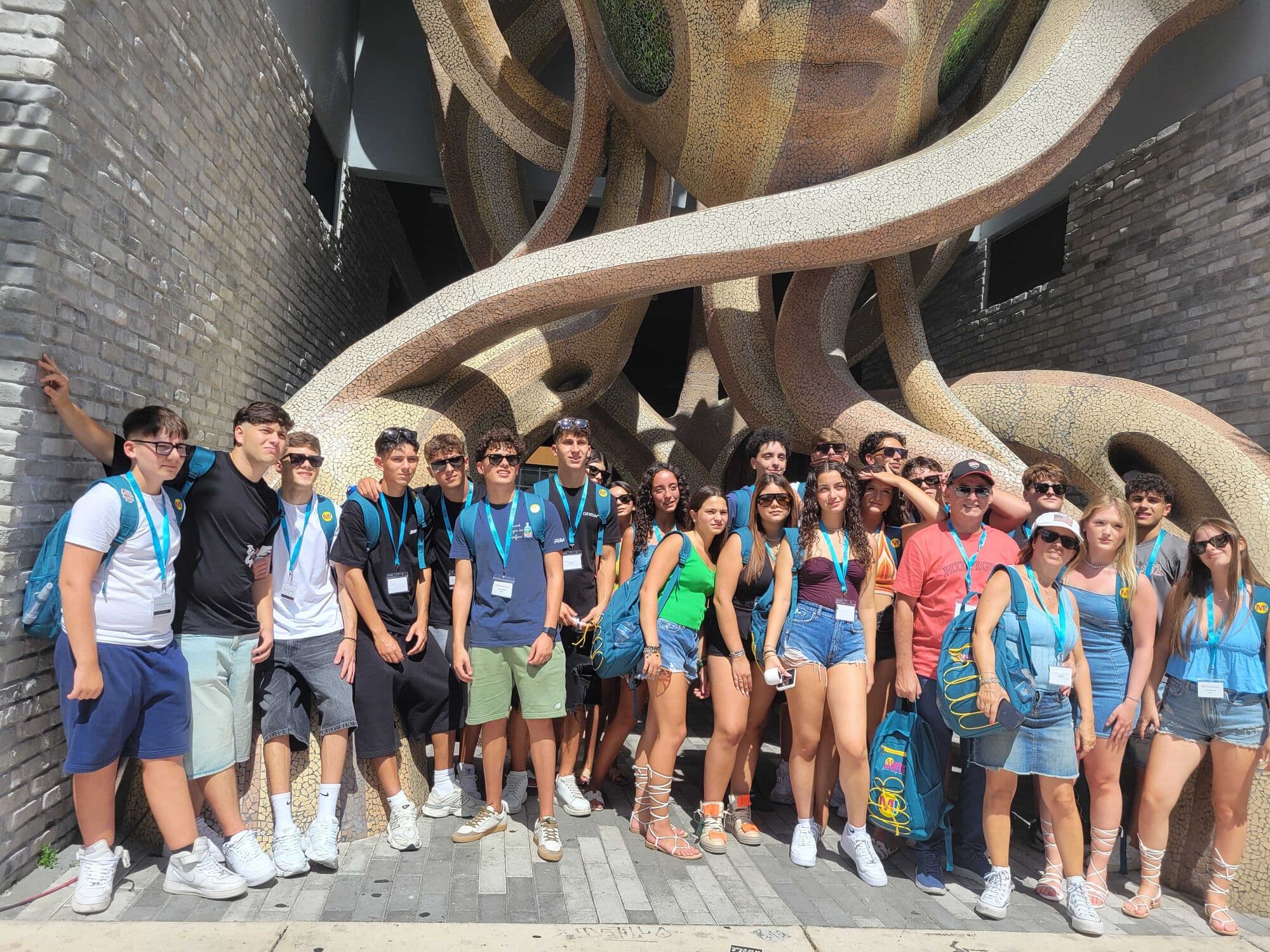 Grupo de alunos diante de uma escultura em Wynwood