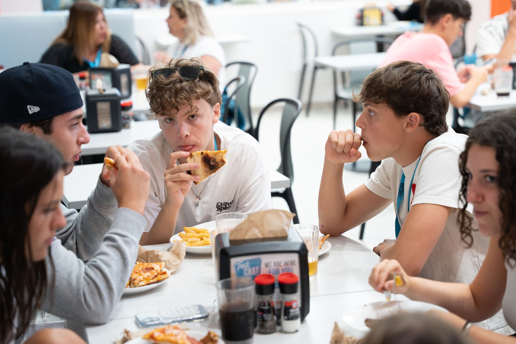 Alunos almoçando juntos no refeitório do campus em Miami