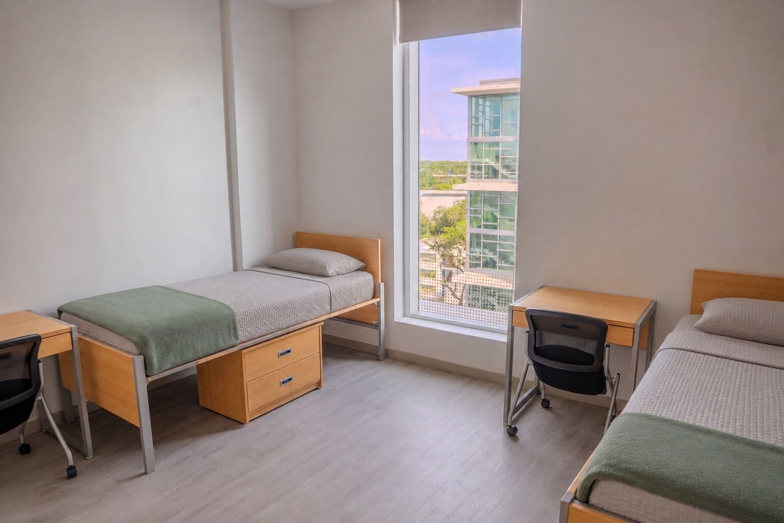 Quarto duplo da residência em Miami, com duas camas, escrivaninha e janela