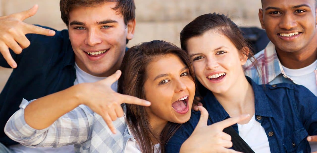 Grupo de amigos adolescentes fazendo pose para a foto