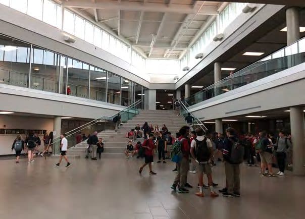 Corredor de escola canadense na troca de aula