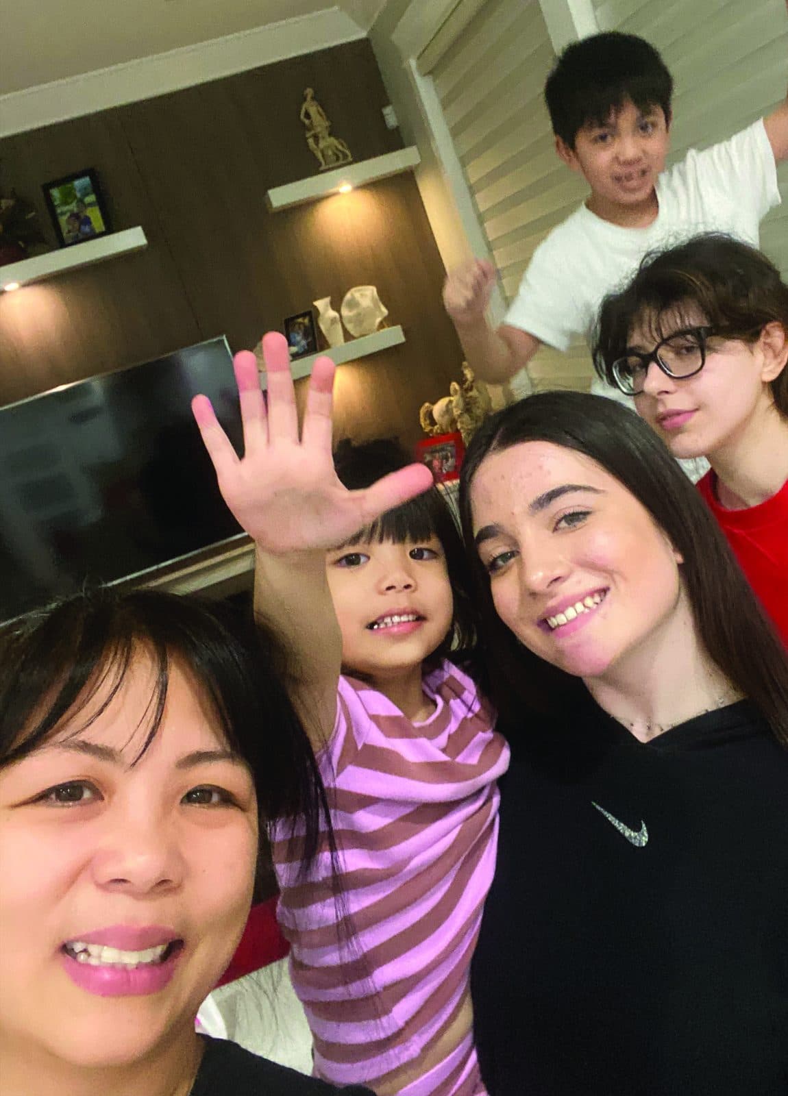 Aluna com a família anfitriã em casa