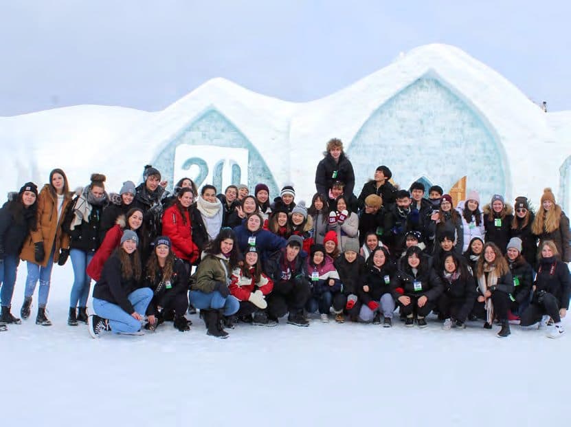 Grupo grande de alunos internacionais num passeio de inverno
