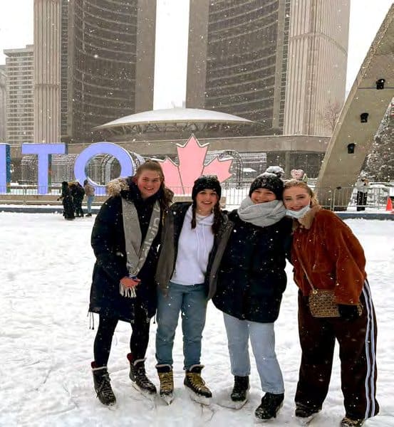 Alunas na praça da prefeitura de Toronto coberta de neve