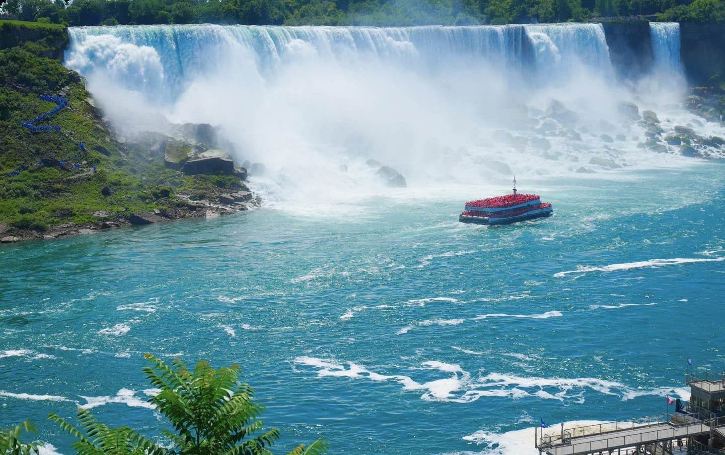 Barco chegando perto das Cataratas do Niágara