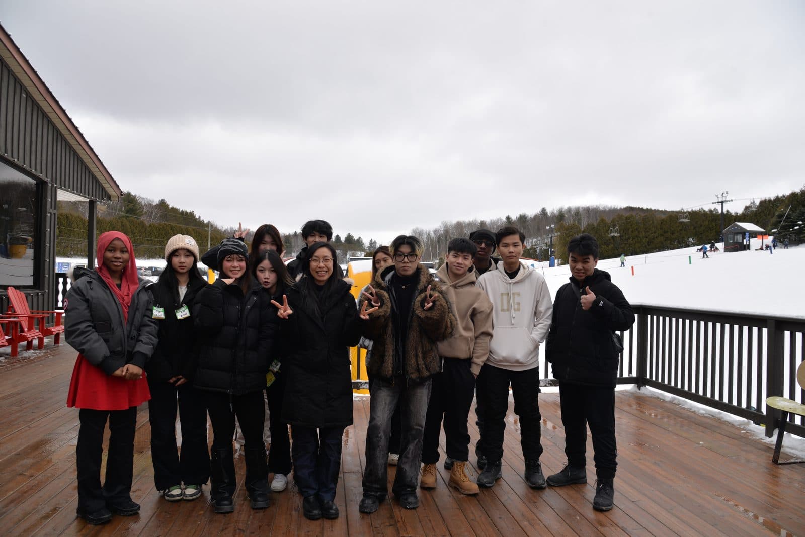 Turma de alunos internacionais num passeio de inverno