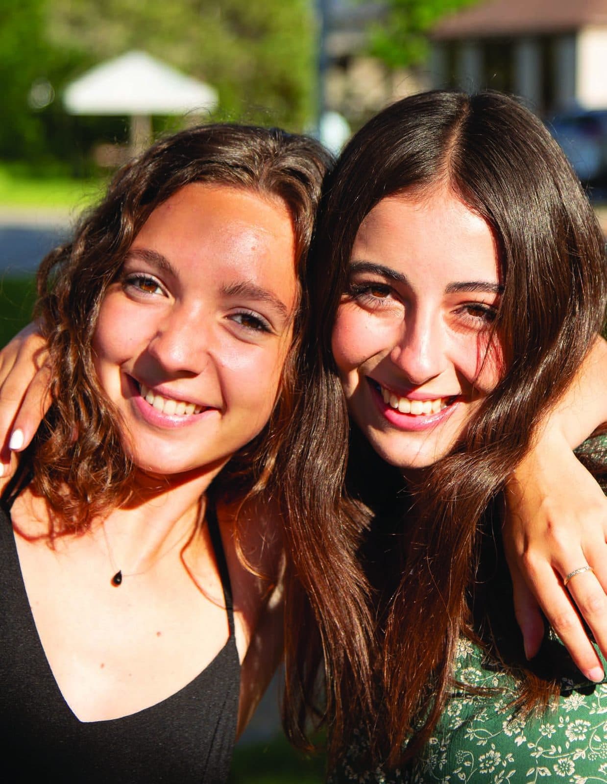 Duas amigas sorrindo durante o programa de verão